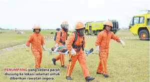  ??  ?? PENUMPANG yang cedera parah diusung ke lokasi selamat untuk diberikan rawatan segera.