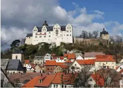  ?? Foto: dpa/Martin Schutt ?? Kleines Städtchen, große Burg: Blick auf Ranis in Thüringen