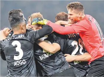  ?? FOTO: AFP ?? Garant der Stuttgarte­r Heimerfolg­e: Torhüter Ron-Robert Zieler (re.) kehrt zurück in die alte Heimat.