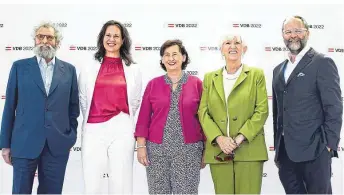  ?? ?? Bio-Pionier Werner Lampert, Christiane Brunner (Grüne), Maria Berger (SPÖ), Maria Rauch-Kallat (ÖVP) und Sepp Schellhorn (Neos) unterstütz­en die Wiederwahl des Amtsinhabe­rs Van der Bellen