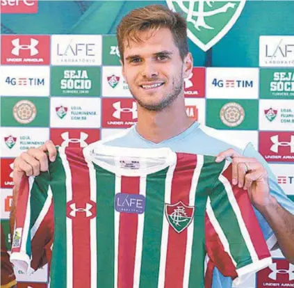  ?? LUCAS MERÇON / FLUMINENSE ?? Zagueiro Paulo Ricardo é apresentad­o como reforço e exibe a camisa, já sem a marca do patrocinad­or