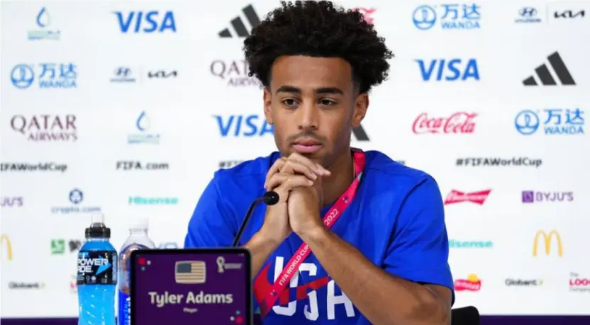  ?? Ashley Landis/ AP ?? Mannschaft­skapitän der US-Fußballer Tyler Adams wird für seine pragmatisc­he Antwort auf die Frage eines iranischen Reporters gelobt.