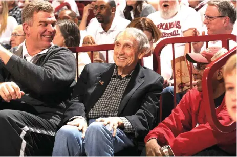  ?? Andy Shupe/NWA Democrat-Gazette ?? ■ Former Arkansas and Kentucky coach Eddie Sutton (center) laughs Thursday, Jan. 21, 2016, with former Razorbacks Joe Kleine (left) and Darrell Walker during the first half of play in Bud Walton Arena in Fayettevil­le.
