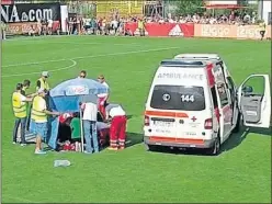  ??  ?? SE DESMAYÓ. Nouri cayó desplomado en un amistoso con el Ajax. EVACUADO. Una ambulancia entró al campo para atenderle.