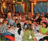  ?? Foto: Armin Schmid ?? Die Sitzplätze beim beliebten Weinfest in Herrenstet­ten sind immer heiß begehrt.