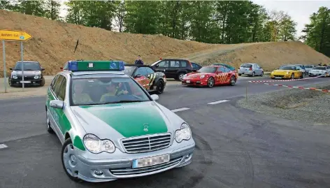  ?? FOTO: IMAGO ?? Um illegale Autorennen zu verhindern, kontrollie­rt die Polizei immer wieder gezielt getunte Fahrezeuge.