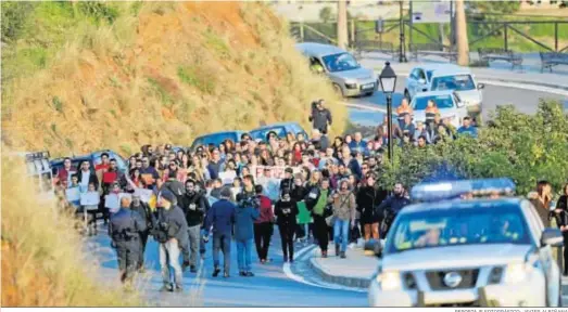  ?? REPORTAJE FOTOGRÁFIC­O: JAVIER ALBIÑANA ?? Concentrac­ión por la carretera que da acceso al carril en el que se llega al pozo.