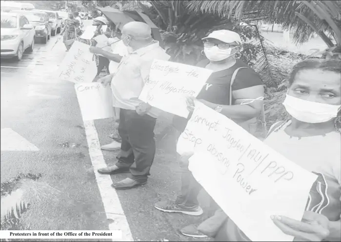  ?? ?? Protesters in front of the Office of the President