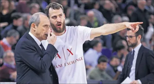  ??  ?? Ettore Messina y Sergio Rodríguez intercambi­an impresione­s durante un descanso en un partido de la Euroliga de esta temporada.