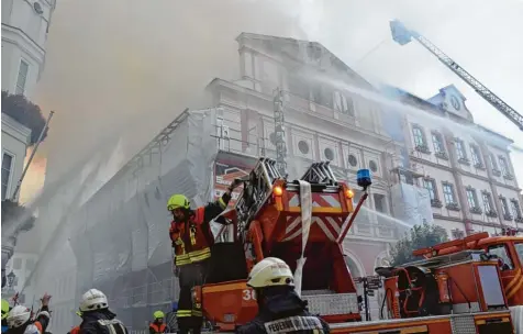  ?? Foto: Berthold Veh ?? Etwa 80 Helfer der Feuerwehre­n sind gestern Abend kurz vor 19 Uhr angerückt, um die Flammen zu löschen. Das Dillinger Rathaus in der Königstraß­e brannte aus. Bei Re daktionssc­hluss war noch völlig unklar, wie es zu dem Brand kommen konnte.