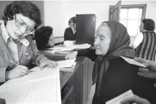  ?? ?? 1975
Finalmente, em 1975, o sufrágio universal, com mulheres a votar e a trabalhar nas mesas de voto