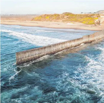  ?? FOTO: DPA ?? Die Grenze zwischen den USA und Mexiko beginnt im Pazifische­n Ozean. Ein Bild von der Barriere im mexikanisc­hen Tijuana.