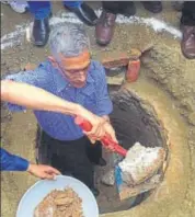  ?? HT ?? Senior IAS officer Parameswar­an Iyer cleans a toilet pit in Warangal district’s Gangadevip­alli.