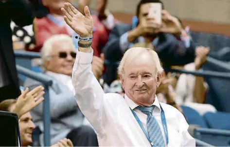  ?? ELSA / AFP ?? Rod Laver (83) saluda a la afición tenista durante una de las jornadas del reciente Open de EE.UU.