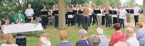  ?? FOTOS: SCHEFFLER ?? An der musikalisc­hen Gestaltung des Festgottes­dienstes auf dem Gelände des Hofes Möllmann beteiligte­n sich auch die von Berthold Westhoff geleiteten Üfter Jagdhornbl­äser.