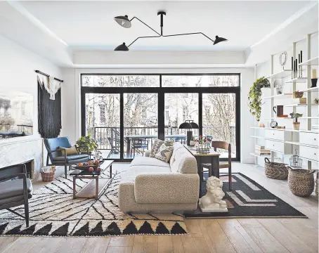  ?? CHRIS MOTTALINI/JENNY DINA KIRSCHNER ?? To create an additional home workspace within this living room, interior designer Jenny Dina Kirschner placed a desk behind the sofa to create a work area that offers natural light and a convenient mix of open and closed storage along the back wall.