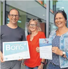  ?? FOTO: GÄ ?? Sind stolz auf das verliehene Berufswahl­siegel Boris (von links): die beiden Koordinato­ren für die Berufswege­planung, Alexander Walker und Christine Roth-Waldheuer, sowie Rektorin Ulrike Wiedmann.