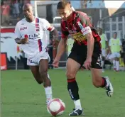  ??  ?? Cédric Varrault, sous les couleurs du Gym avec le brassard de capitaine, face au Lyon de Sylvain Wiltord, au Ray, en . (Photo P.L.)