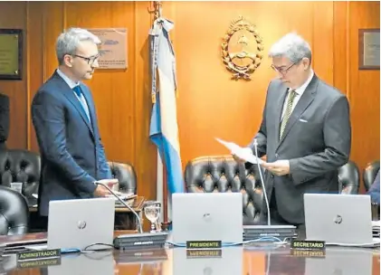  ?? ?? Juramento. El presidente de la Corte, Horacio Rosatti, toma juramento al nuevo administra­dor, Alexis Varay.