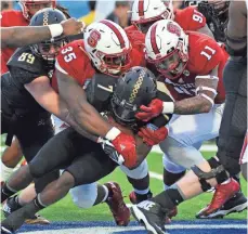  ?? JUSTIN FORD, USA TODAY SPORTS ?? Kentavius Street (35) and his teammates on N.C. State’s defensive line are all seniors with NFL ambitions.