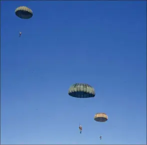  ?? A. AUER ?? Des parachutis­tes du 1er RCP après un saut à ouverture automatiqu­e lors d’un entraîneme­nt en Algérie.