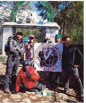  ?? [FOTO IHSAN KE7B] ?? Adam (depan) bersama ahli ekspedisi kini berada di Thugla, pada ketinggian 4,600m dan dijangka tiba di Kem Induk Everest dalam masa tiga hari.