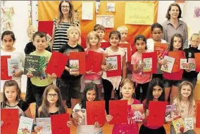  ?? BILD: KLEINHAUS ?? Ausgezeich­net: Beim Vorlesewet­tbewerb der Grundschul­e Bümmersted­e erhielt jedes der 227 teilnehmen­den Kinder eine Urkunde.