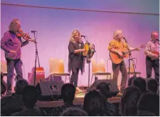  ?? FOTO: DAGMAR HUB ?? Sie singen und spielen für ihr Leben gern: die vier Geschwiste­r von der Sands Family, (von links) Colum, Anne, Tommy und Ben Sands im Stadthaus Ulm.