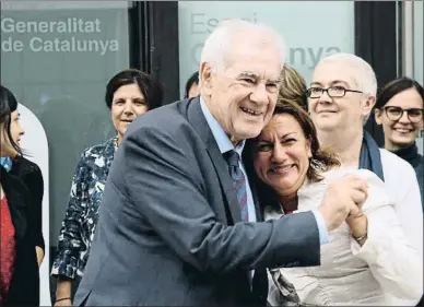  ?? BLANCA BLAY / ACN ?? Ernest Maragall va ser rebut amb afecte pel personal de la delegació de la Generalita­t a Brussel·les