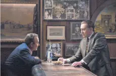  ?? FOTO: NETFLIX ?? Knallharte Typen: Joe Pesci (li.) als Russell Bufalino und Robert De Niro als Frank Sheeran in „The Irishman“. Da der Mafiafilm für Netflix produziert wurde, läuft er nur für kurze Zeit im Kino.