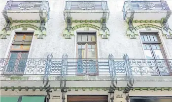  ??  ?? 1 Hierro que ondula. El juego de curvas y rectas es una marca del Art Nouveau. En realidad, el edificio fue hecho por Julián García Núñez, uno de los arquitecto­s que mejor puso el sello modernista catalán -cuyo hito es la obra de Antoni Gaudí- a la Ciudad. En Chacabuco 78.