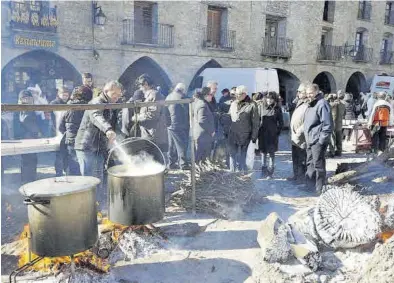  ?? CORTESÍA DPH ?? Elaboració­n del caldo de gallina en una pasada edición de la Ferieta.