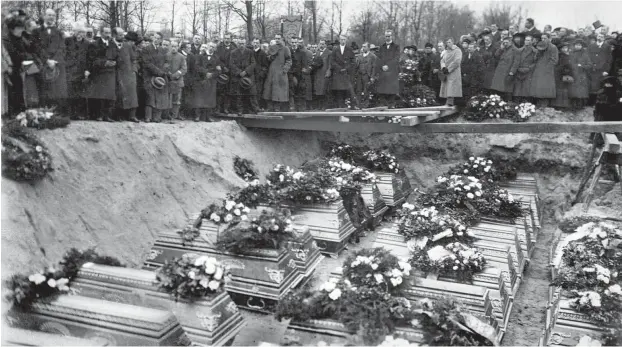  ?? Foto: Archiv ?? Beisetzung von Karl Liebknecht und 31 weiteren Opfern der Noske-Truppen in Berlin-Friedrichs­felde am 25. Januar 1919