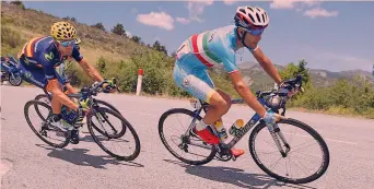  ?? EPA ?? Vincenzo Nibali, 31 anni, e Alejandro Valverde, 36 domani: ricordate il duello in volata al Mondiale di Firenze 2013?