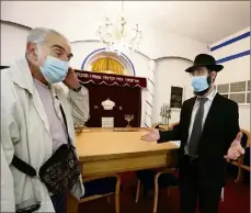  ?? (Photo Philippe Arnassan) ?? Gabriel Aymard et le rabbin Méïr Altabé attendent le risque zéro pour rouvrir la synagogue de Fréjus.