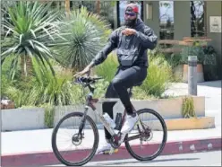  ??  ?? LeBron James pasea en bicicleta en Los Ángeles.