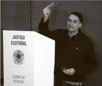  ?? Mauro Pimentel - 7.out.18/AFP ?? O então candidato Jair Bolsonaro vota no Rio no 1º turno da eleição de 2018