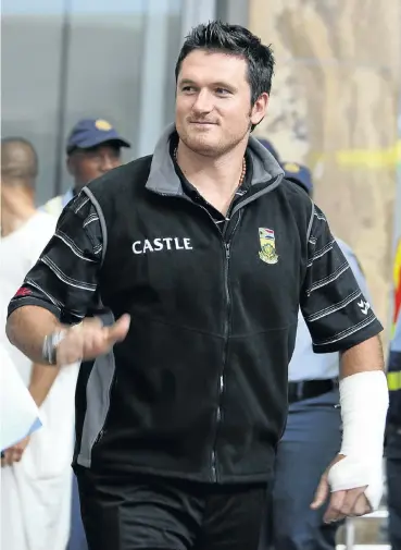  ?? Picture: Simphiwe Nkwali ?? Graeme Smith received a hero's welcome when he returned to SA after the Proteas’ victory over the Australian­s in 2009. He played the third Test with a broken hand and got a standing ovation from the crowd.