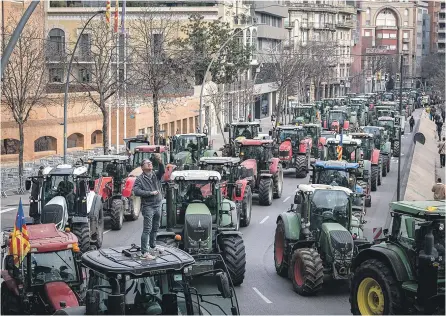  ?? GETTY ?? Cientos de tractores dificultar­on la circulació­n del centro de la ciudad de Girona durante la jornada de ayer.