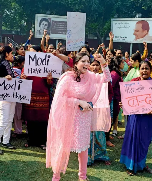  ?? Www.indiatoday­images.com ?? CONGRESS WORKERS PROTESTAGA­INST NARENDRAMO­DI IN DELHI