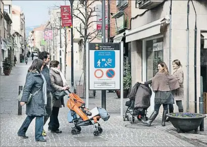  ?? MANÉ ESPINOSA ?? Familias en una calle comercial en Matadepera