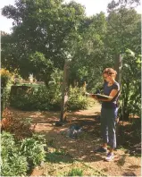  ?? ?? Rachel Gracey RE sketching in the Chelsea Physic Garden