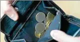  ??  ?? Trotz EC- und Kreditkart­en ist sind Münzen und Scheine beim Bezahlen von Einkäufen für viele Thüringer nicht wegzudenke­n. Foto: Daniel Karmann, dpa