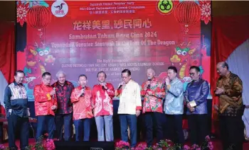  ?? ?? Abang Johari (fifth left) sings a song on stage, together with (from left) Tan Sri Peter Chin, former deputy chief minister Datuk Patinggi Tan Sri Dr George Chan, Awang Tengah, Dr Sim, Lee, Ting, event’s organising chairman Councillor Kelvin Chia, Tiang, and Shin Yang Group founder Tan Sri Ling Chiong Ho.