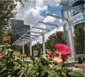  ?? Mark Mulligan / Staff photograph­er ?? Months of work lie ahead to install canopies at stations, traffic lights and signals for Metro’s new Bus Rapid Transit lanes that run along Post Oak Boulevard.