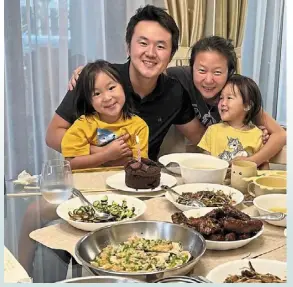  ?? — JOYCE LIM ?? Lim (right) and her husband make sure to cook a range of meals for their two children Hailey and Hazel as they want them to become adventurou­s eaters.