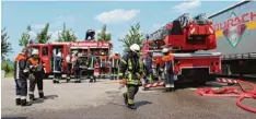  ?? Foto: Sofia Brandmayr ?? In der Konservenf­abrik Durach in Sand trafen sich Feuerwehre­n zur Übung. Ange nommen wurde ein Brand in der Lagerhalle mit Vermissten.