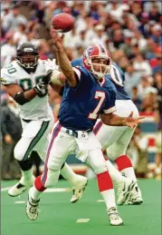  ?? DON HEUPEL / ASSOCIATED PRESS ?? Buffalo Bills quarterbac­k Doug Flutie fires a pass during the second half of the game against the Jacksonvil­le Jaguars on Oct. 18, 1998, at Rich Stadium. The Bills won 1716.