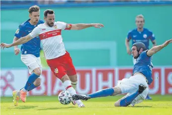  ?? FOTO: MÜLLER /IMAGO IMAGES ?? Auch wenn Rostocks Helmmann Damian Roßbach geflogen kam, behielt Gonzalo Castro die Nerven.