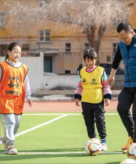  ?? ?? A soccer coach teaches a group of girls in Shawan city, Xinjiang Uygur autonomous region, with the aim of settin